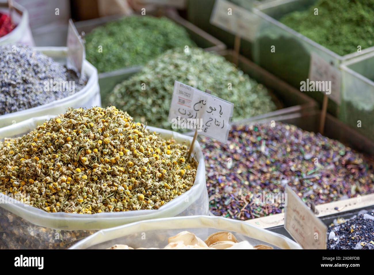 Erbe e spezie tradizionali essiccate al Souq Waqif di Doha, Qatar. Ci sono camomilla, banana, fiori di rosa e altri, molti dei quali sono prodotti in Iran. Foto Stock