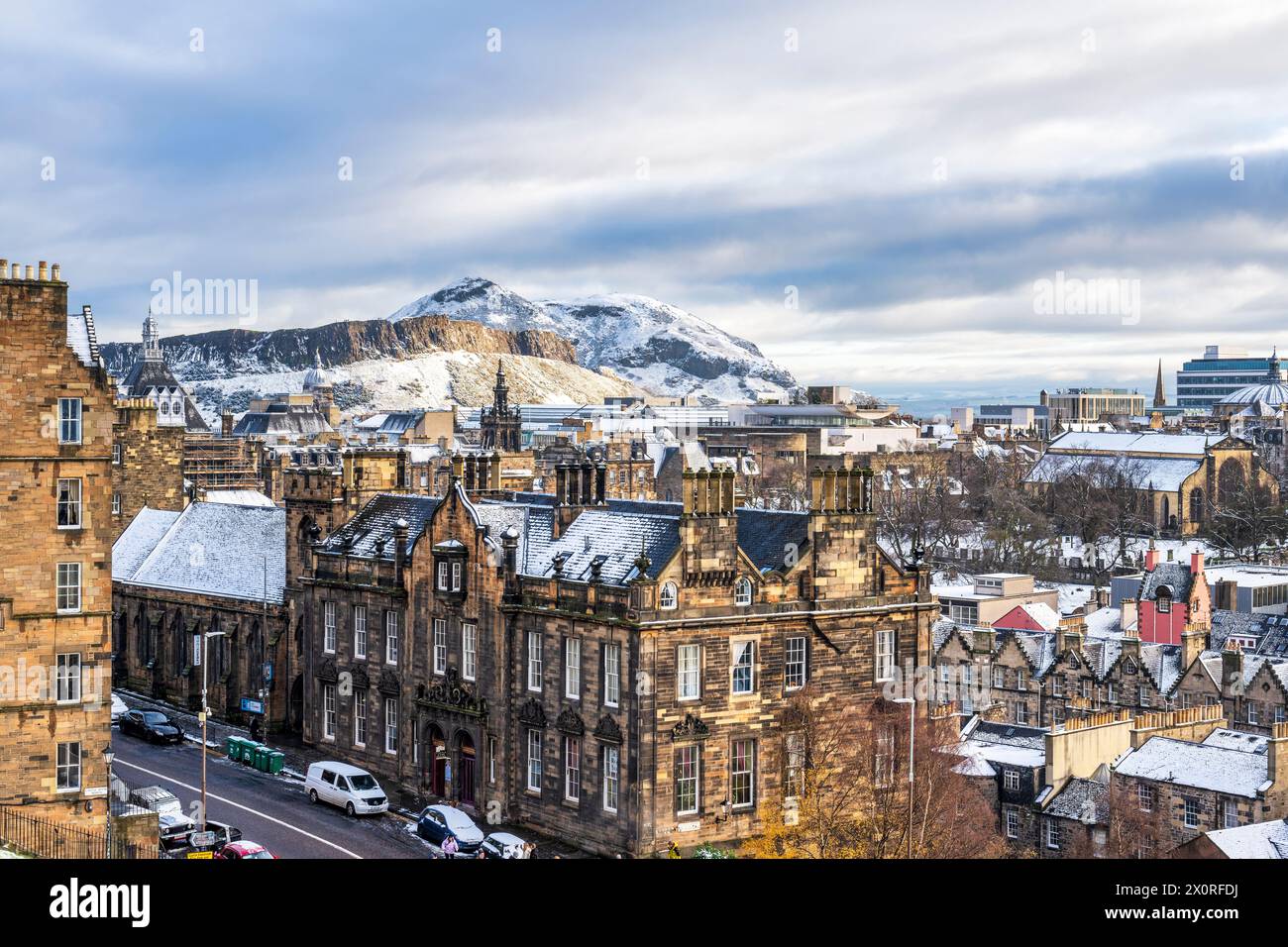 Ammira gli edifici di Johnston Terrace e Grassmarket, i Salisbury Crags e Arthur's Seat con un pizzico di neve - Edimburgo, Scozia, Regno Unito Foto Stock