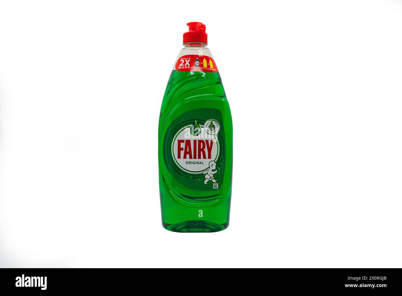 Wolverhampton, Regno Unito – 12 aprile 2024: Bottiglia di liquido per lavare i piatti Fairy Liquid su sfondo trasparente Foto Stock