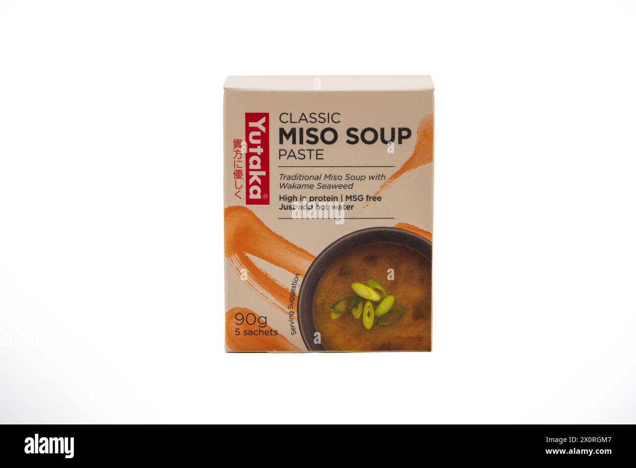 Wolverhampton, Regno Unito – 12 aprile 2024: Scatola di Yutaka Miso Soup la zuppa giapponese derivata dalle alghe marine su sfondo trasparente Foto Stock