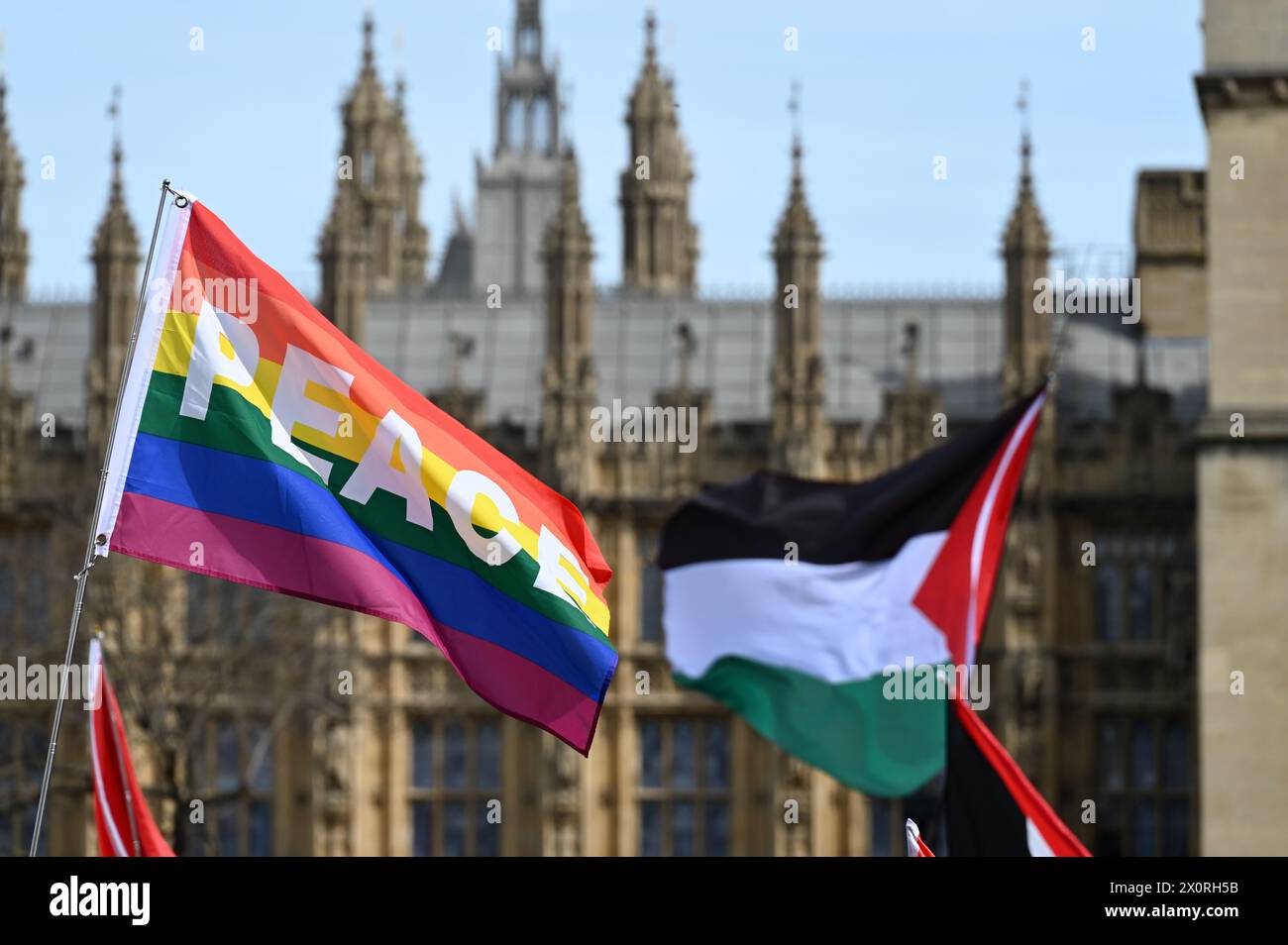 Londra, Regno Unito. Bandiera della pace. Protesta pro Palestina in Piazza del Parlamento. Gli attivisti hanno chiesto che il governo britannico smetta di armare Israele mentre la guerra a Gaza continua. Foto Stock