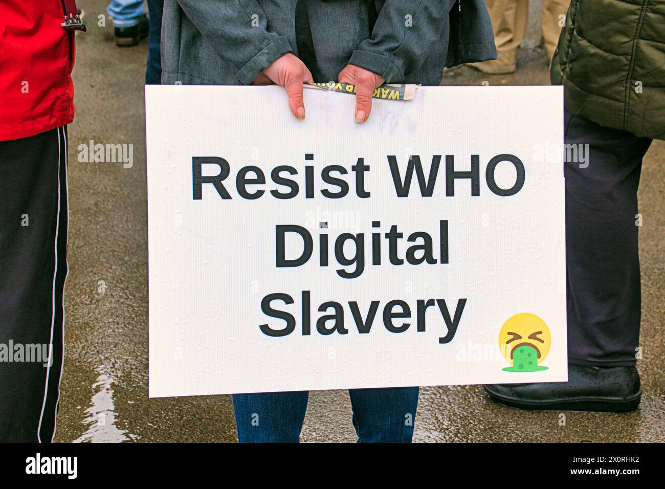 Glasgow, Scozia, Regno Unito. 13 aprile 2024: Freedomfront. Co.uk protesta in piazza george contro le norme sanitarie dell'OMS con presenza della polizia. Credit Gerard Ferry/Alamy Live News Foto Stock