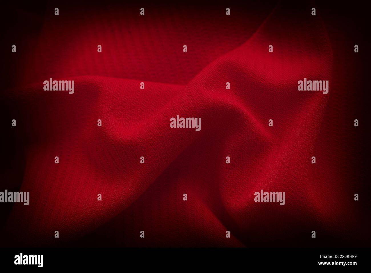 Uno sfondo di tessuto rosso stropicciato. Primo piano. Foto Stock