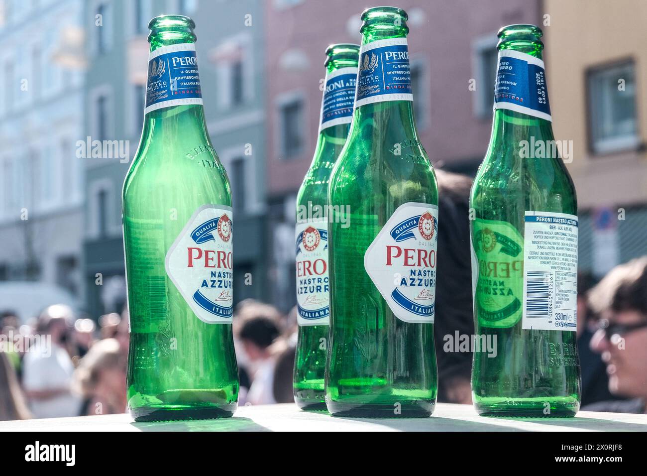 Düsseldorf 13.04.2024 Peroni nastro Azzuro italienisches Pilsener Bier Pils Asahi Group Glasflasche Grünglas Pfandflasche Flaschenpfand Glasrecycling Strassenfest Lorettostraße Düsseldorf Nordrhein-Westfalen Deutschland *** Düsseldorf 13 04 2024 Peroni nastro Azzuro birra pilsner italiana Pils Asahi Group bottiglia di vetro deposito in vetro verde deposito di bottiglie riciclaggio del vetro festival di strada Lorettostraße Düsseldorf Renania settentrionale-Vestfalia Germania Foto Stock