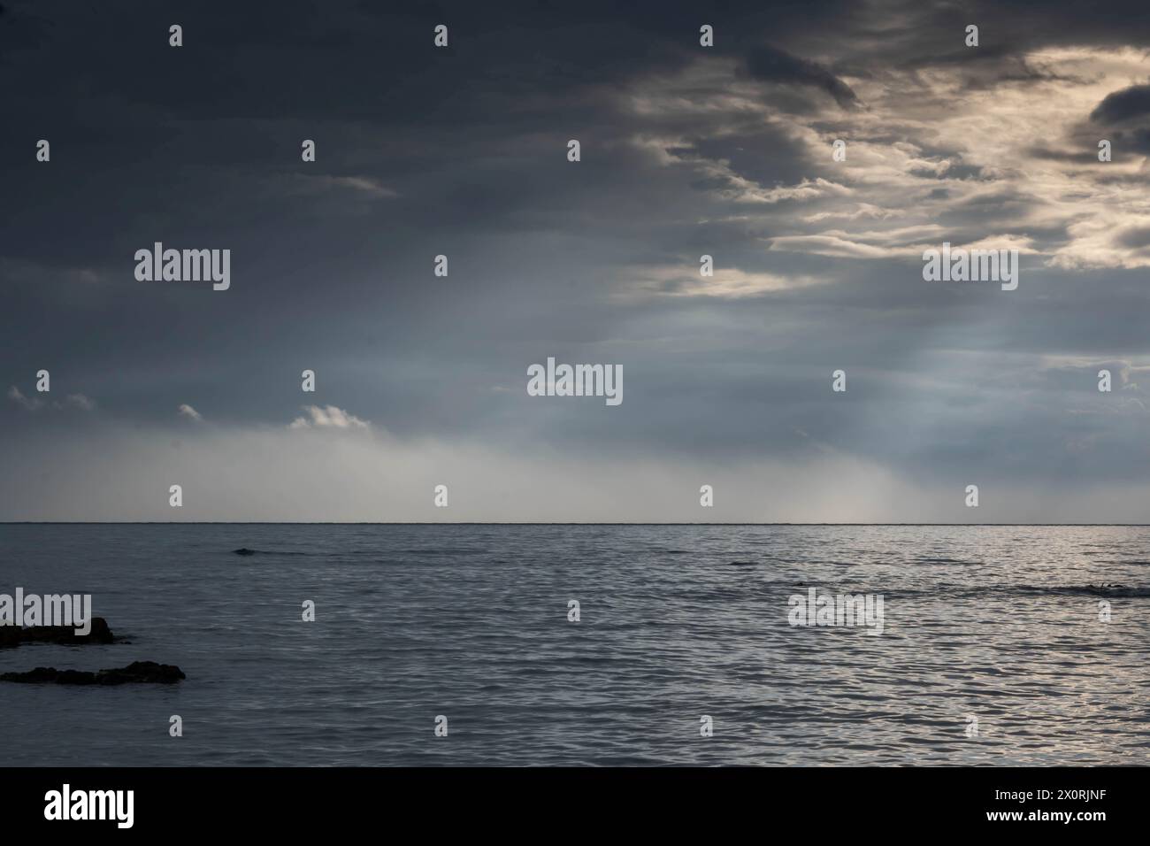 Tramonti e albe sull'oceano sono spesso preferiti, con la loro incredibile interazione di luce e acqua. Foto Stock