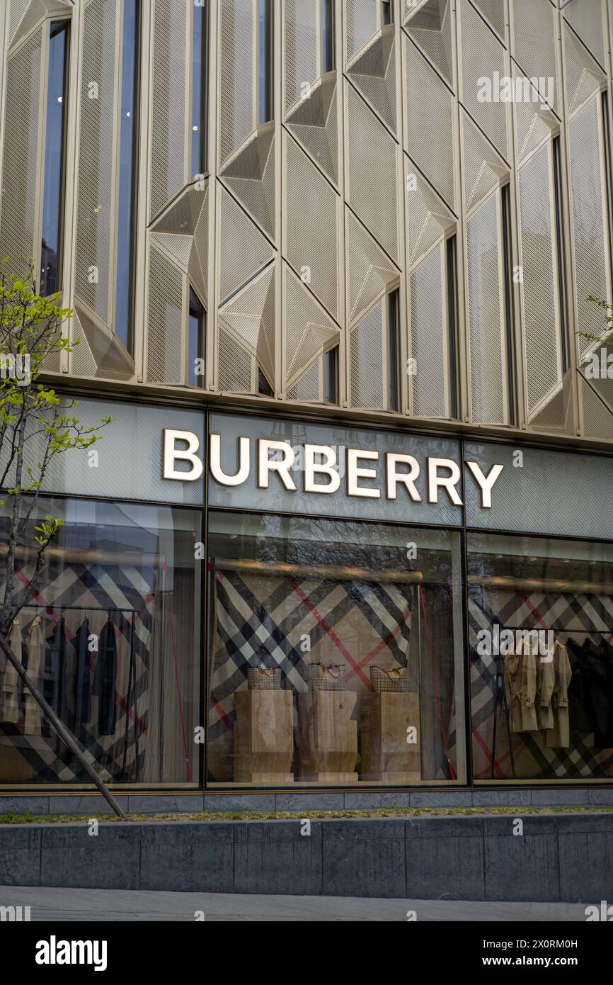 Seul, Corea del Sud - 4 aprile 2023: Insegna del negozio di Burberry a Cheongdam-dong. È il primo flagship store coreano di Burberry, una fas di lusso britannica Foto Stock