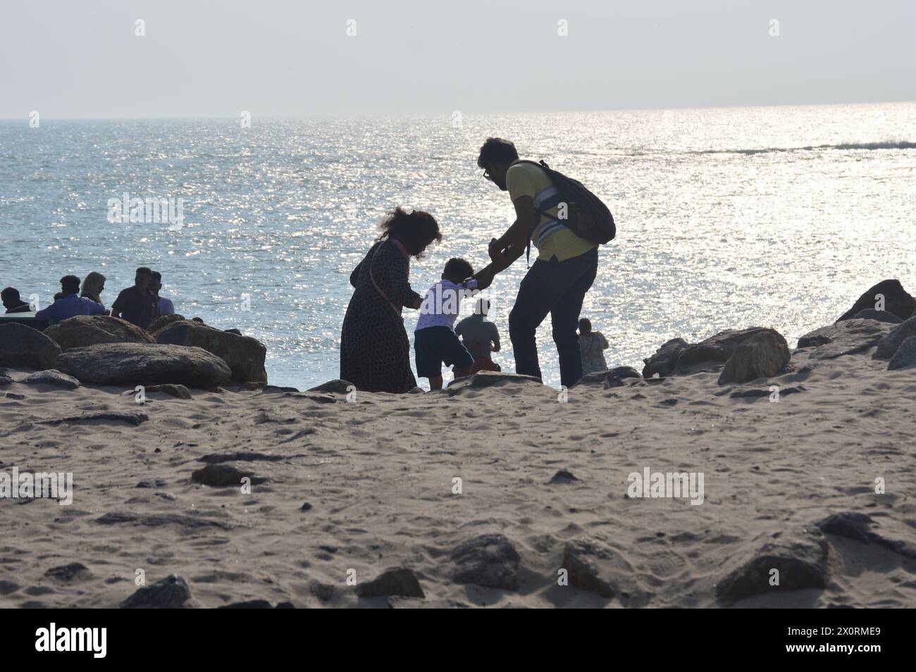 Dhanushkodi, Tamil Nadu India-11 febbraio 2024 famiglia indiana felice, padre madre e figlio che si tengono per mano correndo verso la spiaggia di dhanushkodi con Happy Foto Stock