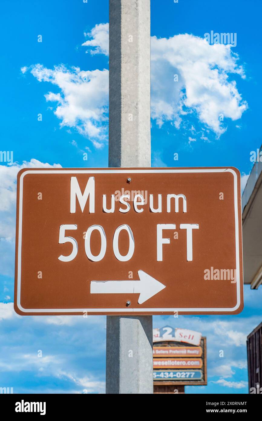Cartello marrone e bianco nel centro di Alamagordo, NEW MEXICO - Museo 500ft Foto Stock