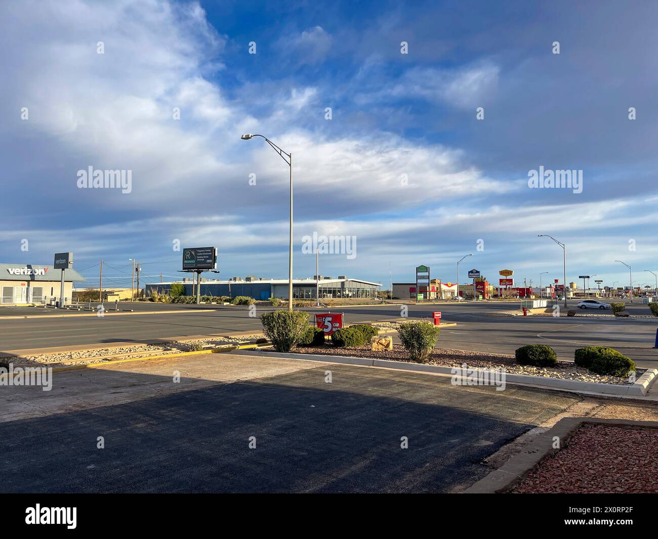 US70 S White Sands Blvd ad Alamogordo, NEW MEXICO, con tutti gli hotel e le catene di ristoranti Foto Stock