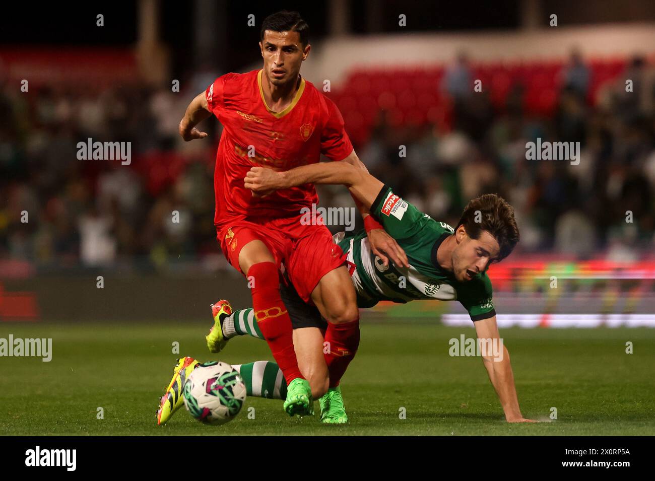 Barcelos, Portogallo. 12 aprile 2024. Barcelos, 04/12/2024 - Gil Vicente ha ospitato questa sera lo Sporting Clube de Portugal all'Estádio Cidade de Barcelos in una partita che conta per il 29° turno della i League 2023/24. Kiko e Daniel Braganza (Ivan del Val/Global Imagens) crediti: Atlantico Press/Alamy Live News Foto Stock