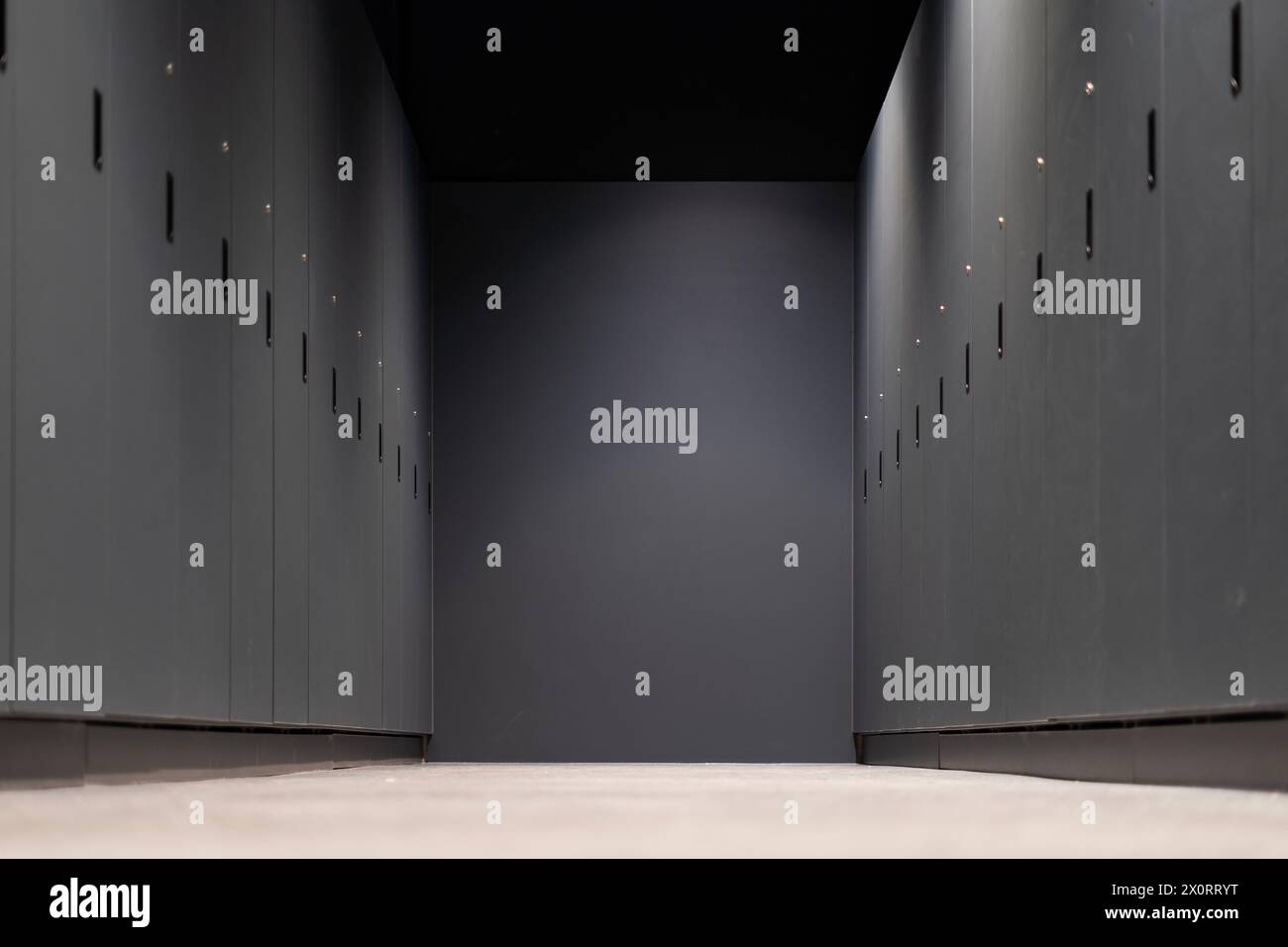 Una fila di armadi grigi chiusi in un corridoio Foto Stock