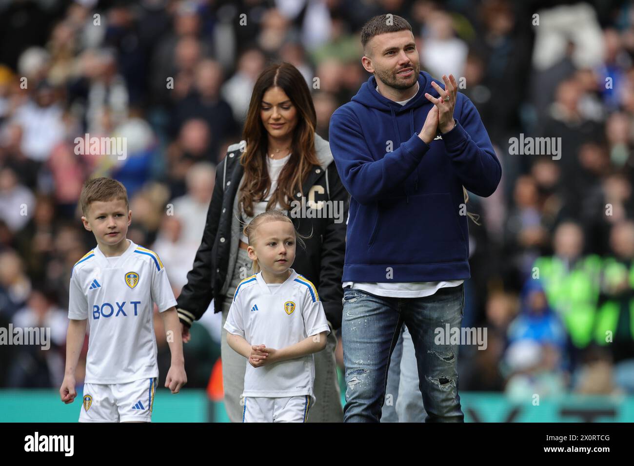 Stuart Dallas del Leeds United fa un giro d'onore all'Elland Road Stadium dopo aver annunciato il suo ritiro dalla partita questa settimana durante la partita del campionato Sky Bet Leeds United vs Blackburn Rovers a Elland Road, Leeds, Regno Unito, 13 aprile 2024 (foto di James Heaton/News Images) Foto Stock