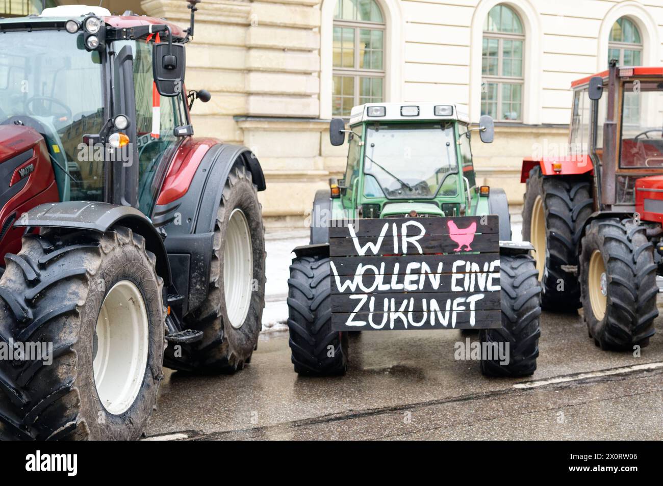 Bauernproteste Bauernproteste in München auf der Leopoldstraße: WIR wollen eine Zukunft **** gli agricoltori protestano gli agricoltori proteste degli agricoltori a Monaco sulla Leopoldstrasse vogliamo un futuro Foto Stock