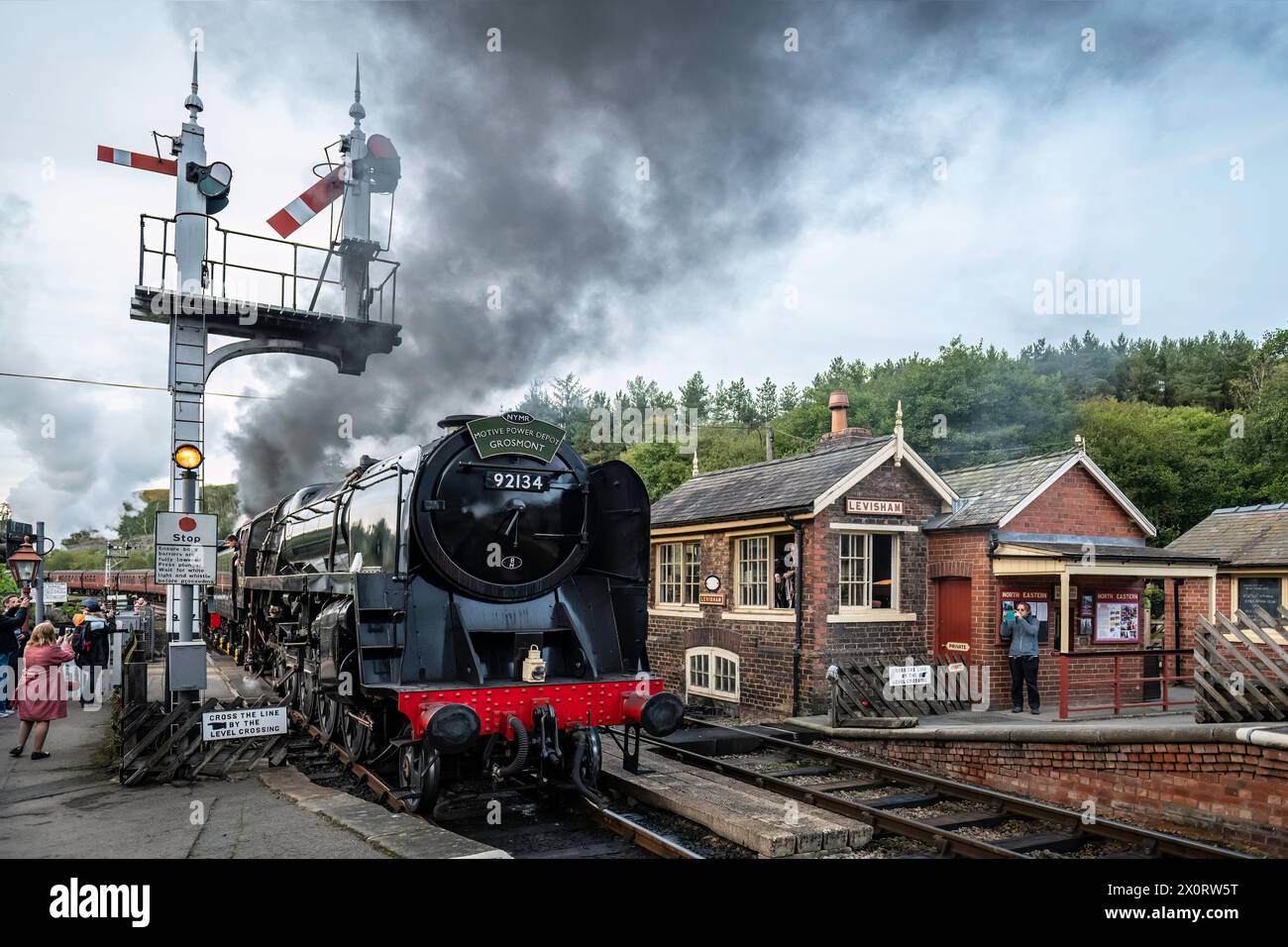 9f 92134 arriva alla stazione di Levisham, North York Moors Railway Foto Stock