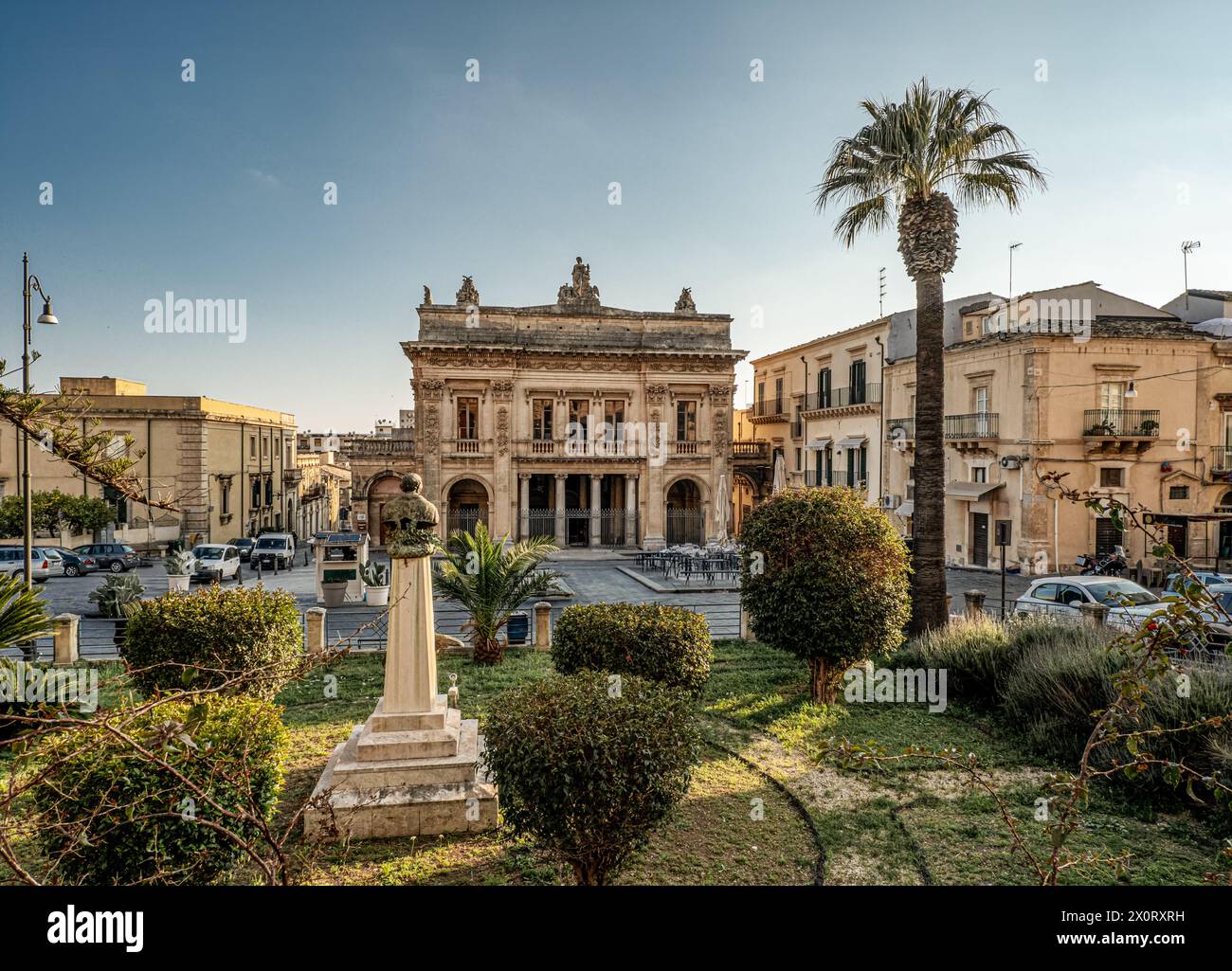 Piazza 16 maggio nella città barocca di noto con il teatro Tina di Lorenzo; provincia di Siracusa, Sicilia, Italia Foto Stock