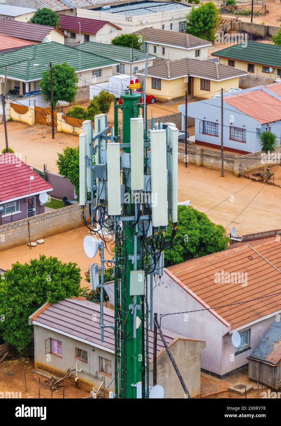 vista aerea dell'ispezione delle antenne della torre cellulare in un quartiere residenziale Foto Stock