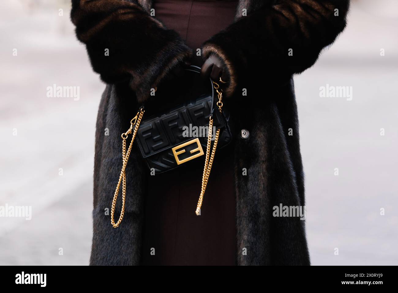 Parigi, Francia - 25 gennaio 2024: La donna indossa la borsa Fendi baguette, i dettagli dell'outfit della fashion blogger. Foto Stock