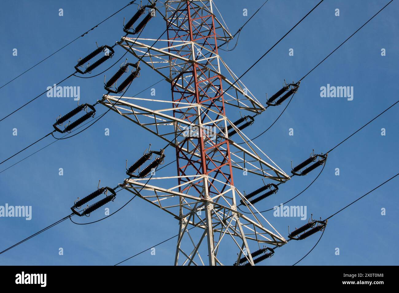 Linea ad alta tensione che alimenta il settore a spese dell'ambiente naturale Foto Stock