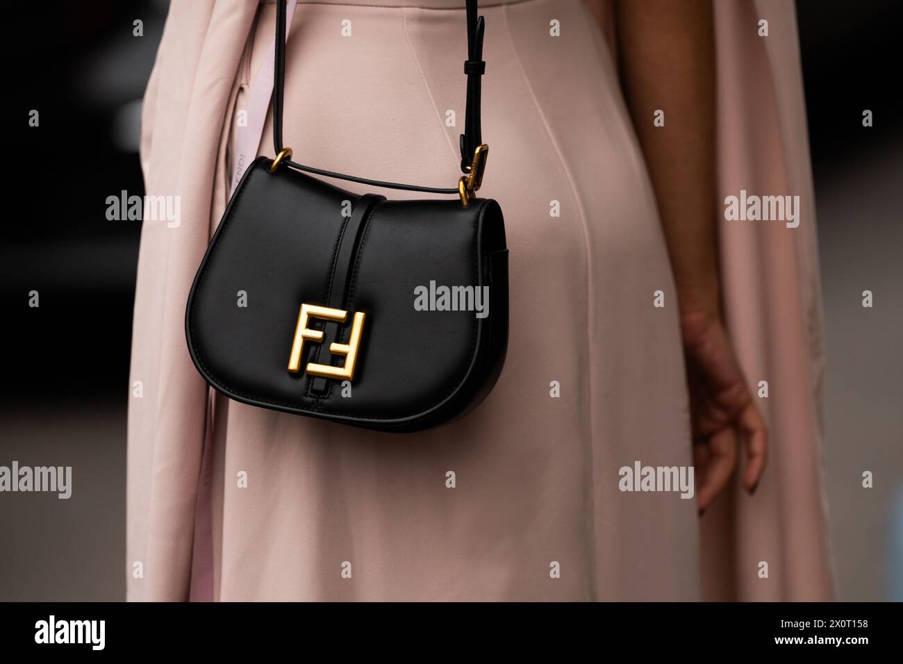 Milano, Italia - 21 febbraio 2024: Donna indossa la borsa Fendi, dettaglio outfit fashion blogger. Foto Stock