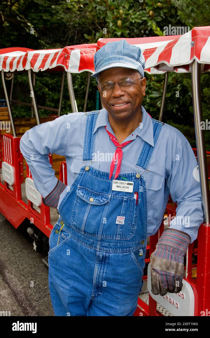 St Louis, Missouri, Stati Uniti. Zooline Engineer, un ingegnere sul treno in miniatura che corre sul terreno del St. Zoo Louis. Foto Stock