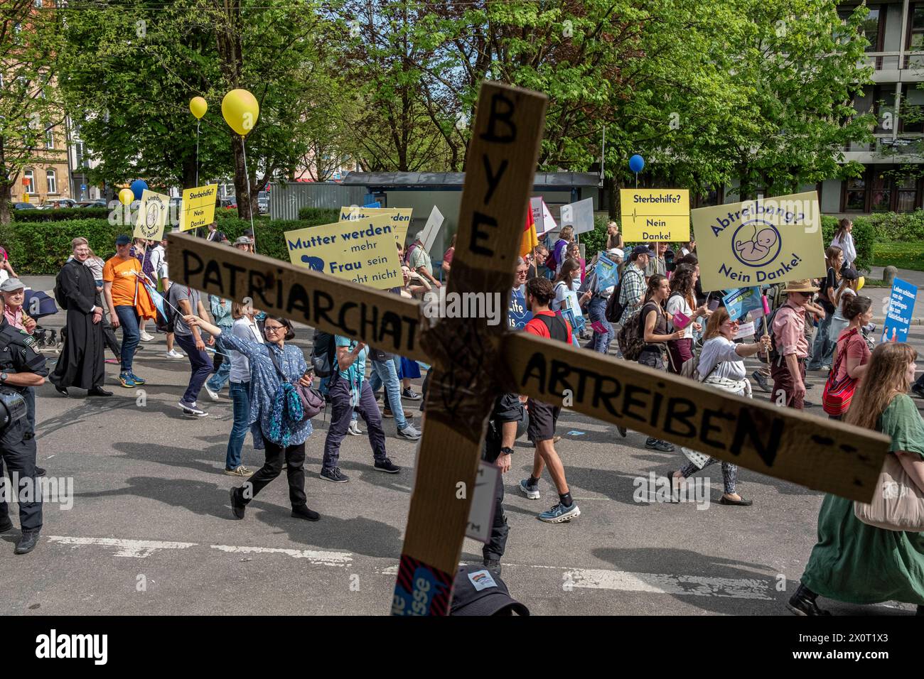 13.04.2024, Marsch für das Leben 2024, München: Zum erzkonservativen, in Teilen fundamentalistisch geprägten sog. Marsch für das Leben gingen in München rund 3,000 Abtreibungsgegnerinnen und Abtreibungsgegner auf die Straße. Mehrfach kam es zu Gegenprotesten. Bayern Deutschland Marsch für das Leben 2024-09 *** 13 04 2024, March for Life 2024, Monaco di Baviera circa 3.000 manifestanti anti anti-aborto scesero in strada a Monaco per la cosiddetta marcia per la vita arcicconservatrice, in parte fondamentalista, ci furono diverse contrapposizioni Bavaria Germania March for Life 2024 09 Foto Stock