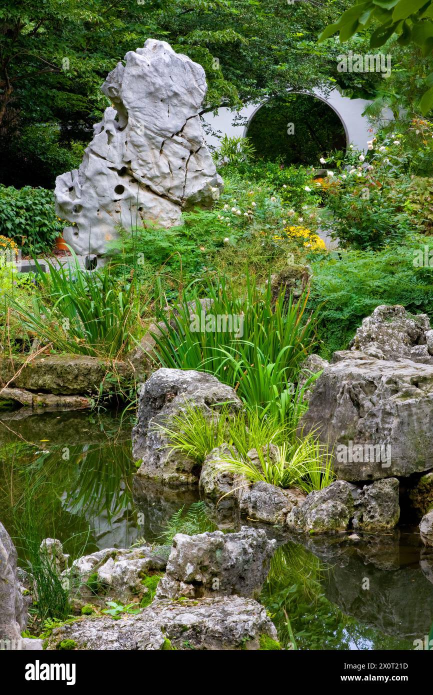 St Louis, Missouri, Stati Uniti. Chinese Garden, Missouri Botanical Garden. Nanjing Friendship Garden, con porta della Luna, pietre calcaree erose. Foto Stock