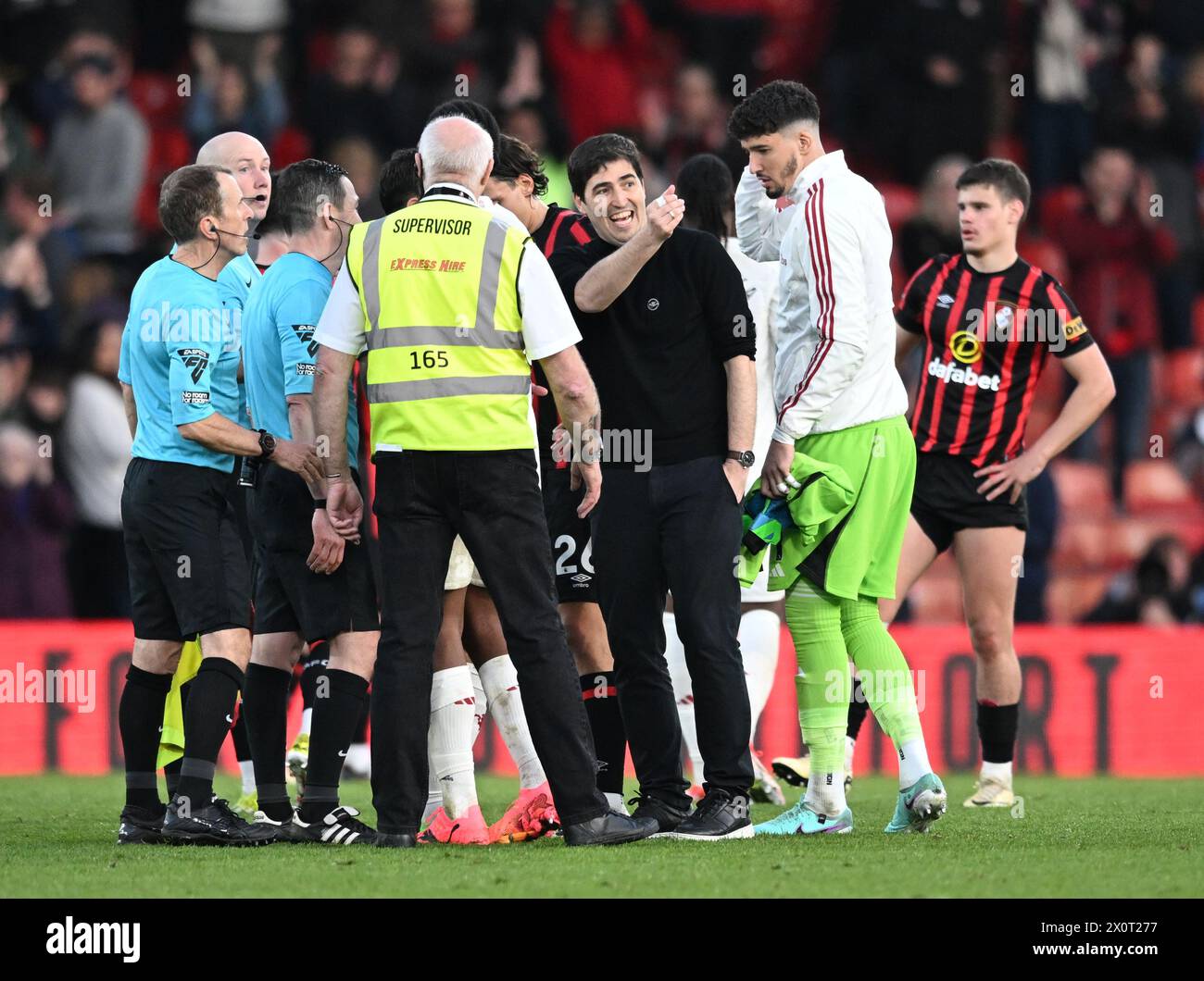 Vitality Stadium, Boscombe, Dorset, Regno Unito. 13 aprile 2024. Premier League Football, AFC Bournemouth contro il Manchester United; Andoni Iraola Manager del Bournemouth esprime la sua frustrazione all'arbitro Tony Harrington al termine della partita relativa al premio non-penalità Credit: Action Plus Sports/Alamy Live News Foto Stock