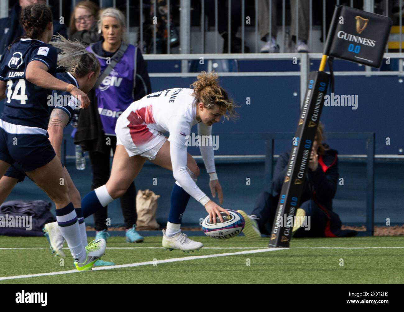 Edimburgo, Regno Unito. 13 aprile 2024. Campionato sei Nazioni femminile - Scozia contro Inghilterra Inghilterra Fullback, Ellie Kildunne, si tuffa oltre la linea al 64 ° minuto mentre la Scozia affronta l'Inghilterra nel Campionato womenÕs 6 Nazioni 2024 allo stadio Hive di Edimburgo. Crediti: Ian Jacobs/Alamy Live News Foto Stock