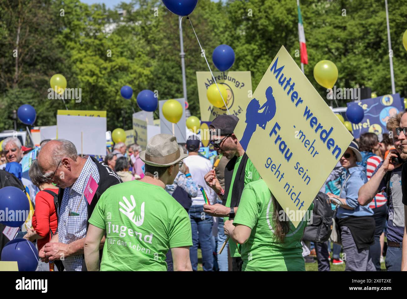 13.04.2024, Marsch für das Leben 2024, München: Zum erzkonservativen, in Teilen fundamentalistisch geprägten sog. Marsch für das Leben gingen in München rund 3,000 Abtreibungsgegnerinnen und Abtreibungsgegner auf die Straße. Mehrfach kam es zu Gegenprotesten. Bayern Deutschland Marsch für das Leben 2024-63 *** 13 04 2024, March for Life 2024, Monaco di Baviera circa 3.000 manifestanti anti anti-aborto scesero in strada a Monaco per la cosiddetta marcia per la vita arcicconservatrice, in parte fondamentalista, ci furono diverse contrapposizioni Bavaria Germania March for Life 2024 63 Foto Stock