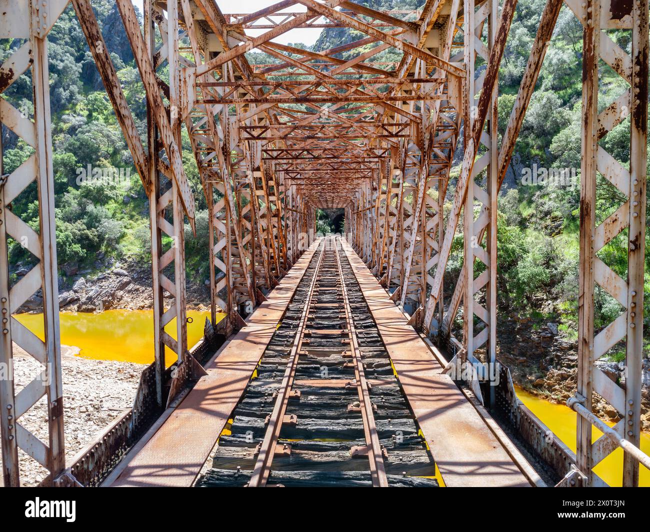 All'interno del ponte Salomon che attraversa il fiume rosso, Rio Tinto, un ponte ferroviario nella provincia di Huelva e faceva originariamente parte del Riotinto rai Foto Stock