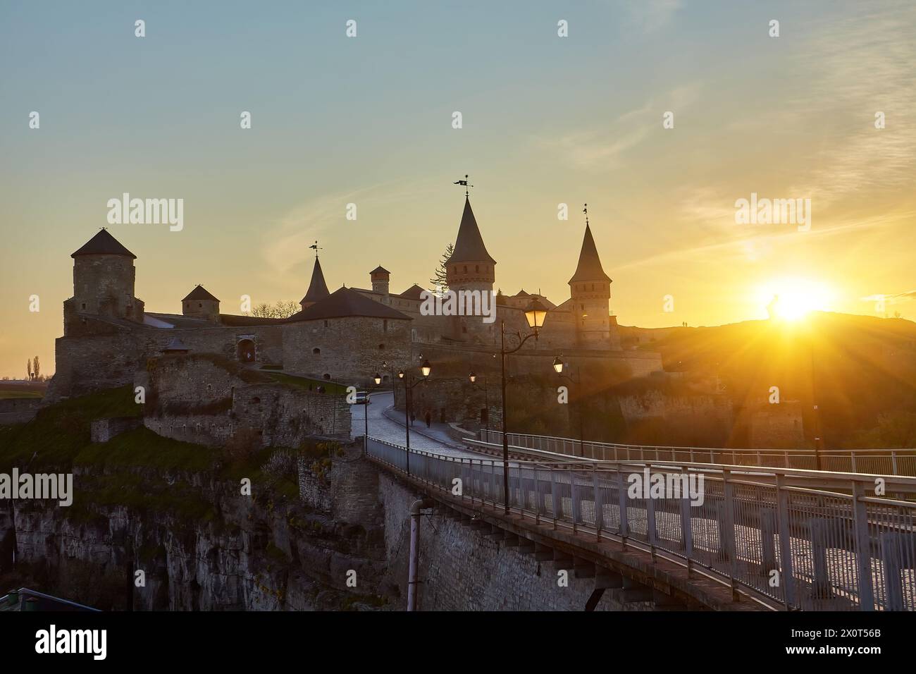 Antico castello medievale città castello di Kamenetz-Podolsk, Ucraina è uno dei monumenti storici. Trike parapendio a motore trike su ruote che girano dentro Foto Stock