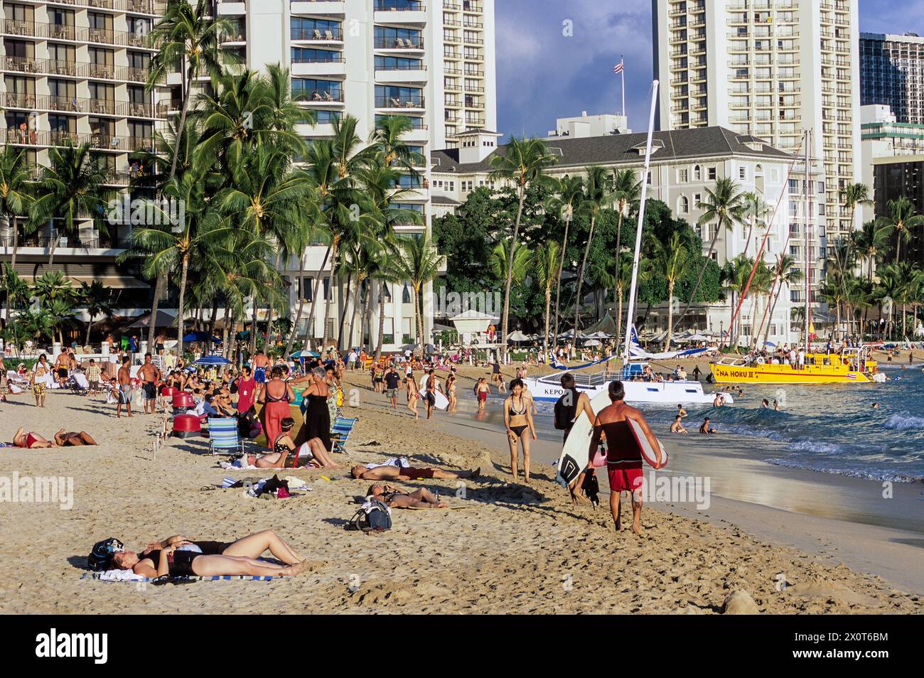 Oahu, Hawaii, Stati Uniti - bagnanti, nuotatori, Waikiki Beach, Honolulu. Foto Stock