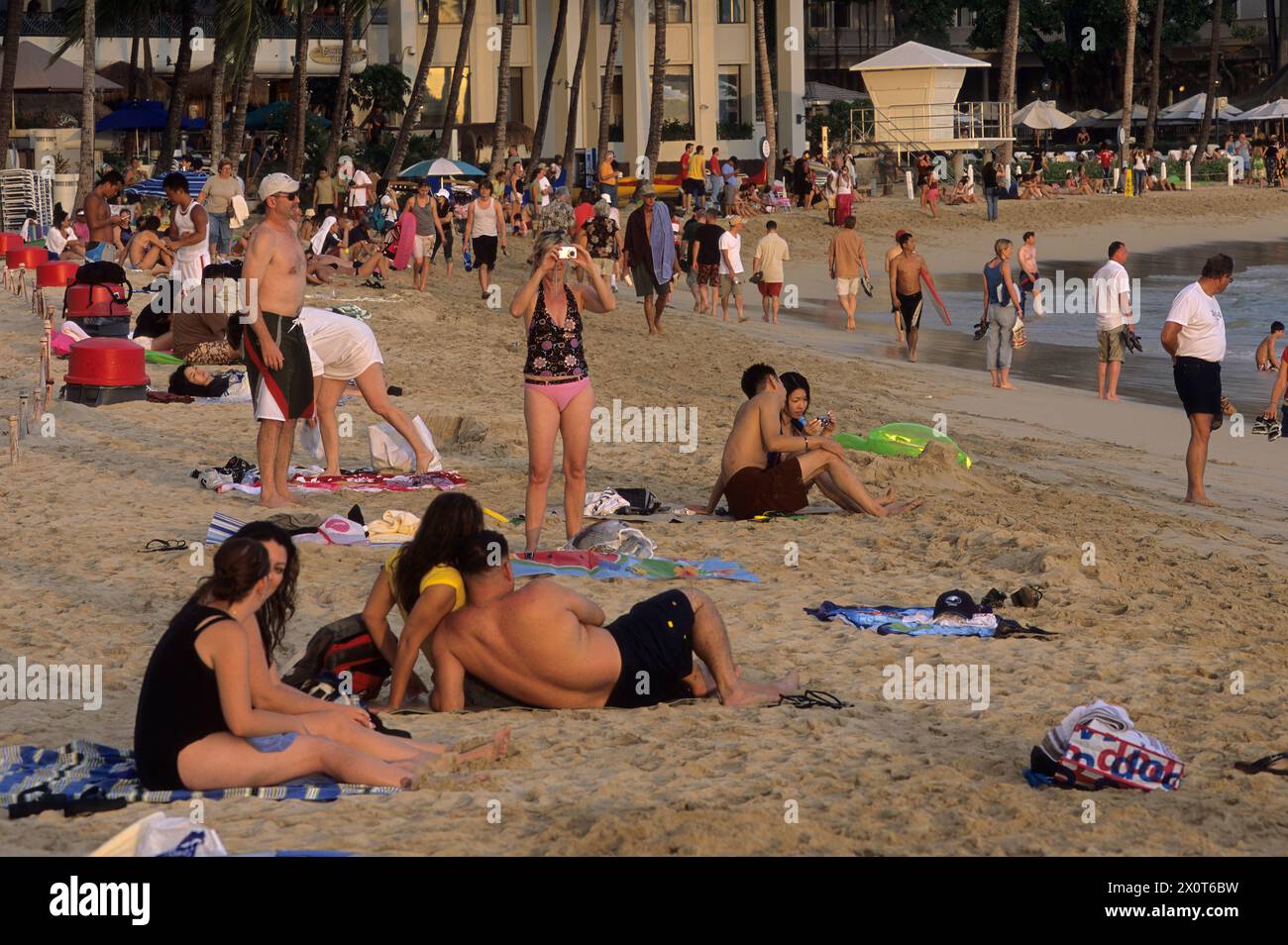 Oahu, Hawaii, Stati Uniti - bagnanti, nuotatori, Waikiki Beach, Honolulu. Foto Stock