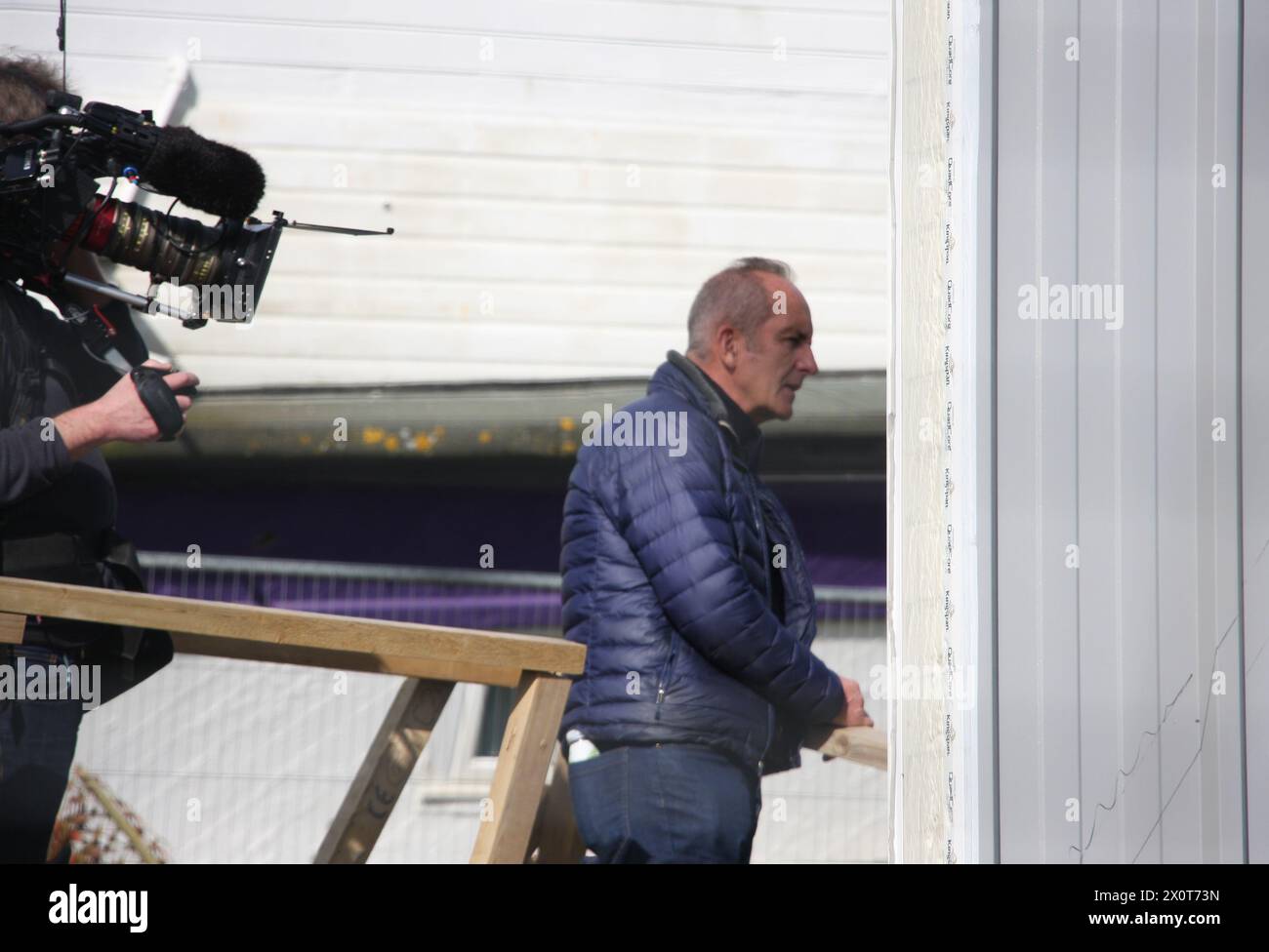 Il presentatore televisivo di Channel 4 Kevin McCloud del programma Grand Designs visita una casa galleggiante costruita a Shoreham presso Sea West Sussex Foto Stock