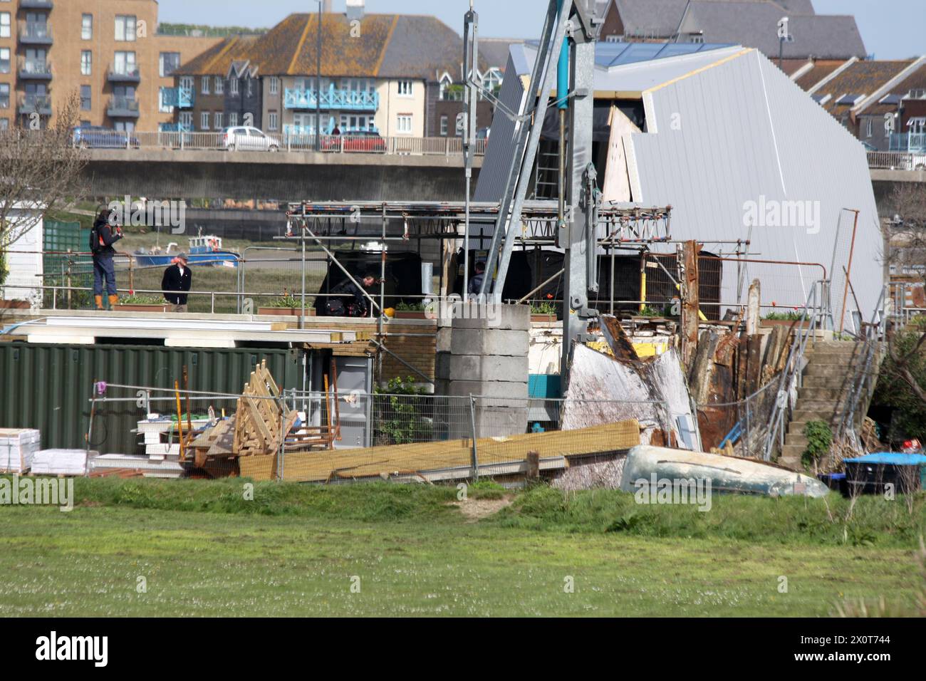 Il presentatore televisivo di Channel 4 Kevin McCloud del programma Grand Designs visita una casa galleggiante costruita a Shoreham presso Sea West Sussex Foto Stock