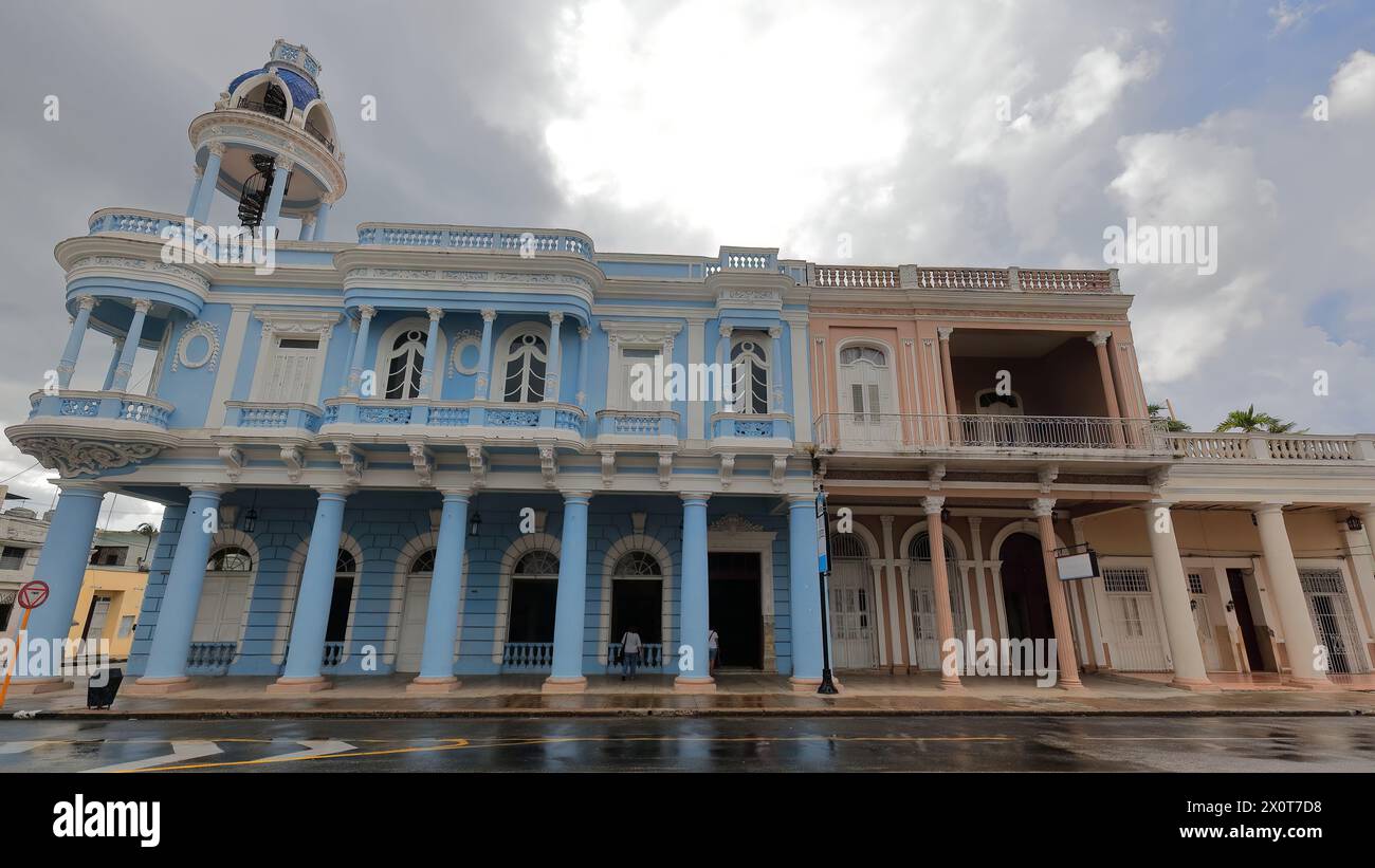 Torretta 183 all'angolo sud-ovest, facciata est del Ferrer Palace-Arts Museum e direzione provinciale del lavoro e della sicurezza sociale. Cienfuegos-Cuba. Foto Stock