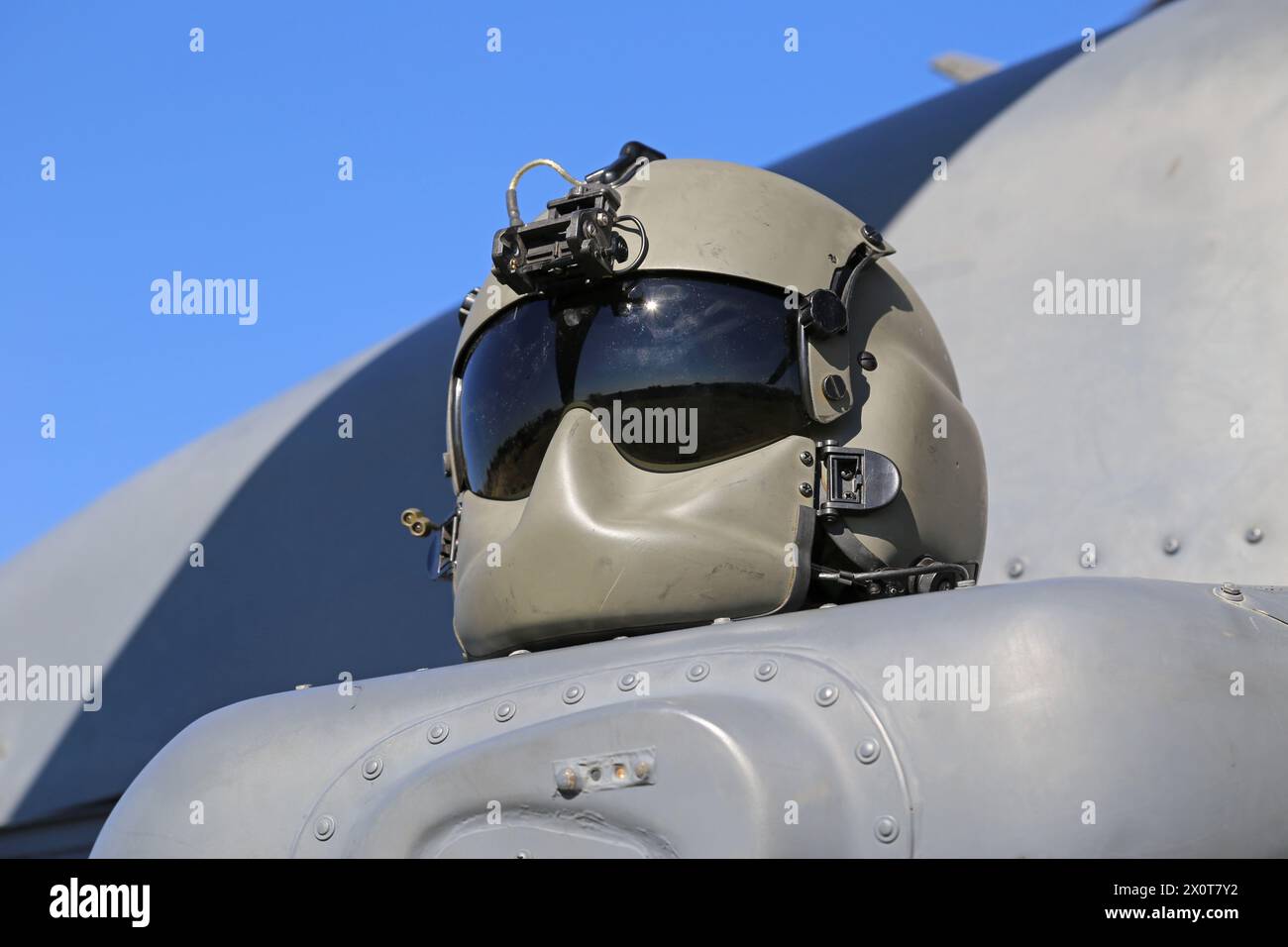 Un moderno casco da volo militare è mostrato sul corpo di un elicottero durante il giorno. Foto Stock