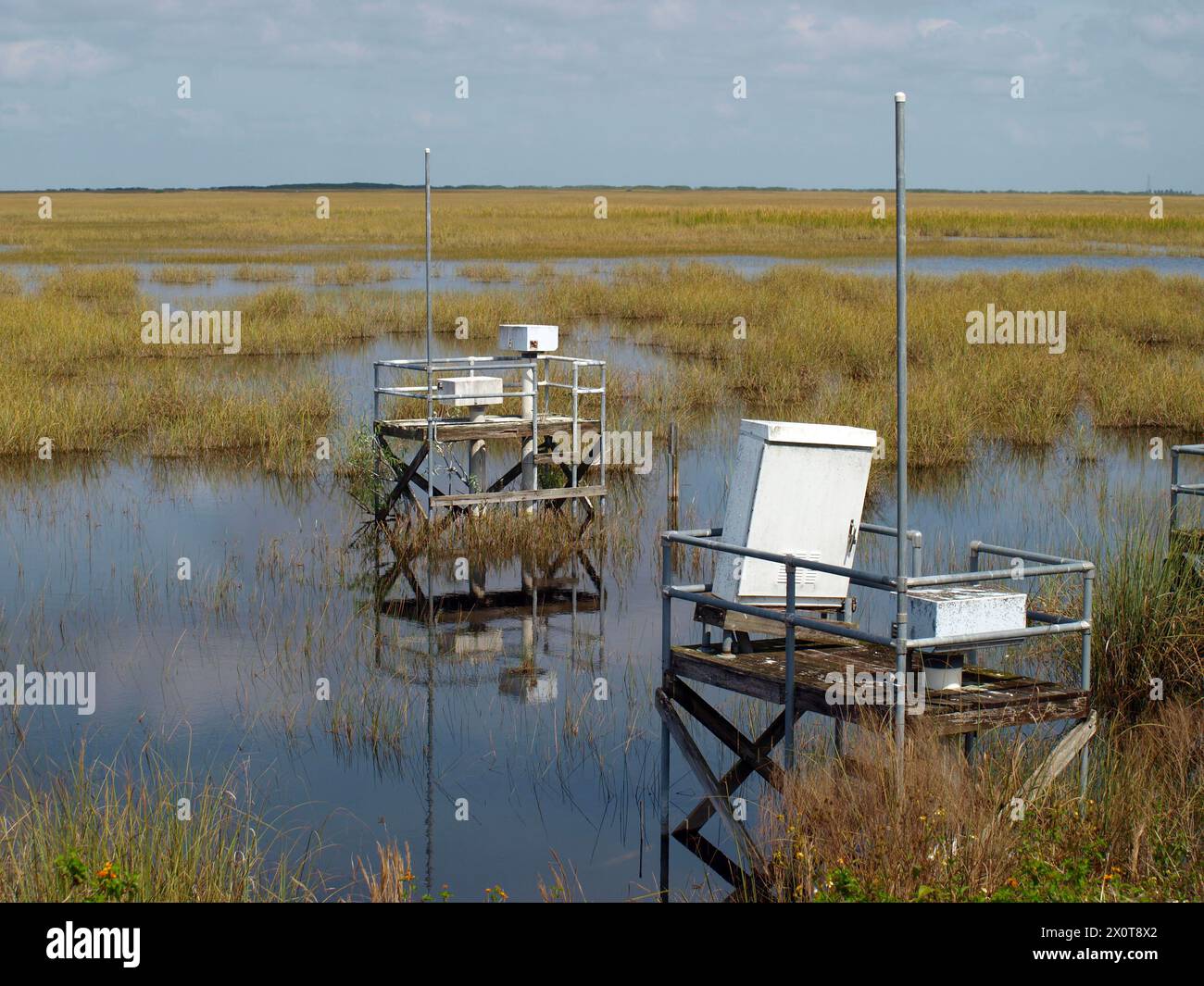 Due piattaforme con attrezzature idrologiche nelle pianure umide delle Everglades, Florida. Foto Stock