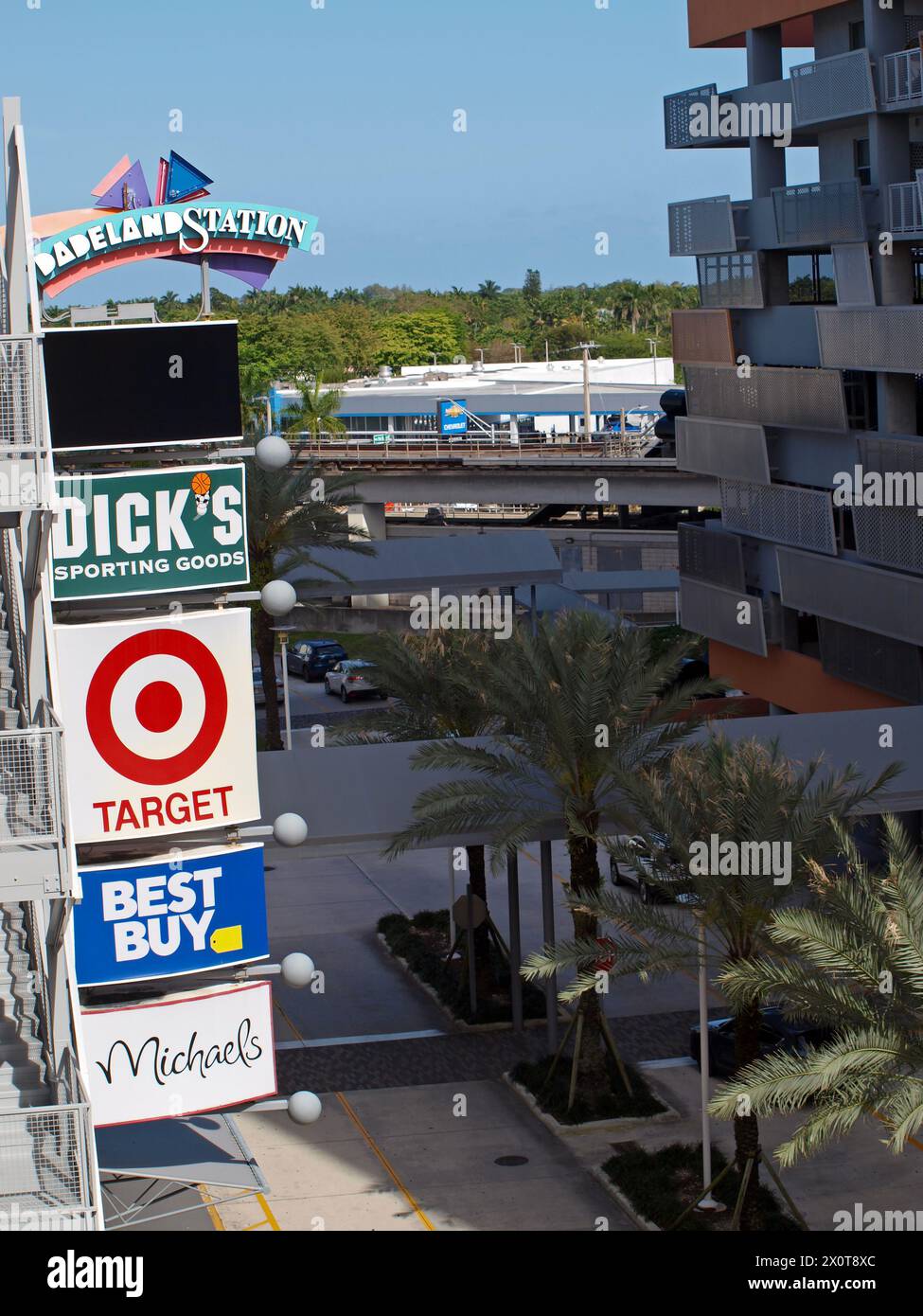 Miami, Florida, Stati Uniti - 6 aprile 2024: Ingresso al centro commerciale Dadeland Station con logo dei negozi. Foto Stock