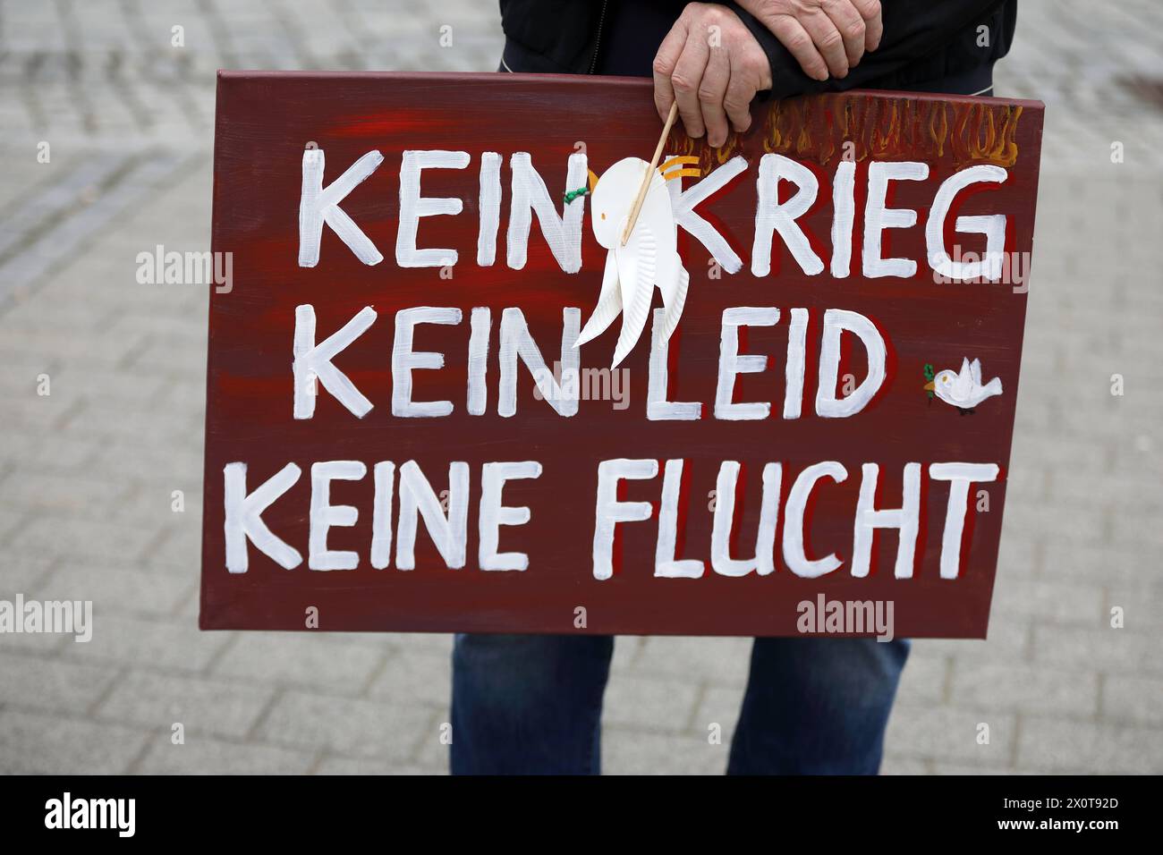 Sonneberg zeigt Haltung - Gemeinsam für Menschenwürde und Demokratie, denn Nie wieder ist jetzt - Kundgebung gegen Rechtsextremismus - Gegen rechten Terror in Deutschland - Deutschland, GER, DEU, Germania, Sonneberg, 07.04.2024 - circa 350 Menschen haben sich auf dem Piko-Platz im Zentrum der Stadt zu einer Kundgebung versammelt. Zusammen setzen sie ein Zeichen gegen die menschenverachtende Politik der AfD. Motto NACH dem: Lasst uns miteinander auf die Straße gehen und Widerstand leisten zu einer auf Hass und Rassismus aufgebauten Politik, die keinerlei Lösungen bietet. Außerdem wurde auch an die Foto Stock