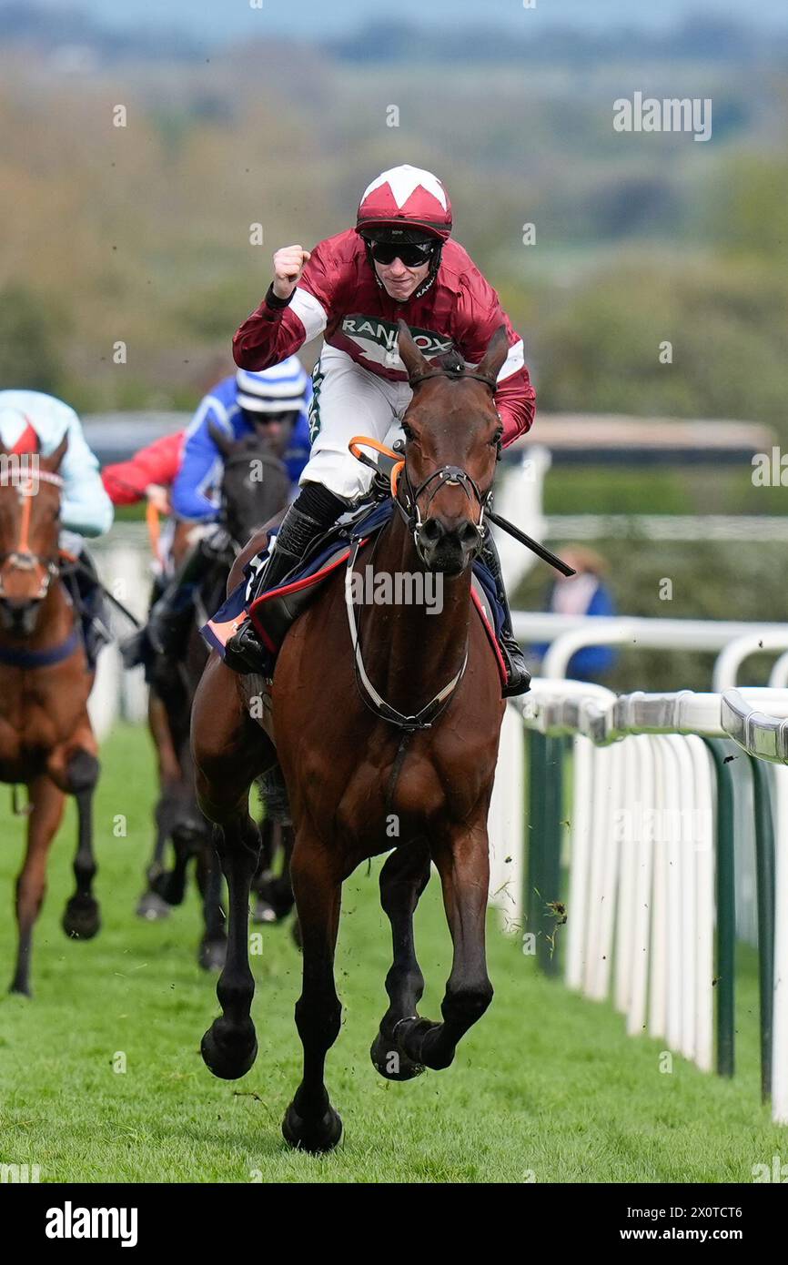 13 aprile 2024; Aintree Racecourse, Aintree, Merseyside, Inghilterra: 2024 Grand National Festival Day 3; Jack Kennedy celebra la vittoria del Turners Mersey Novices hurdle sulla Brightdaysahead Foto Stock