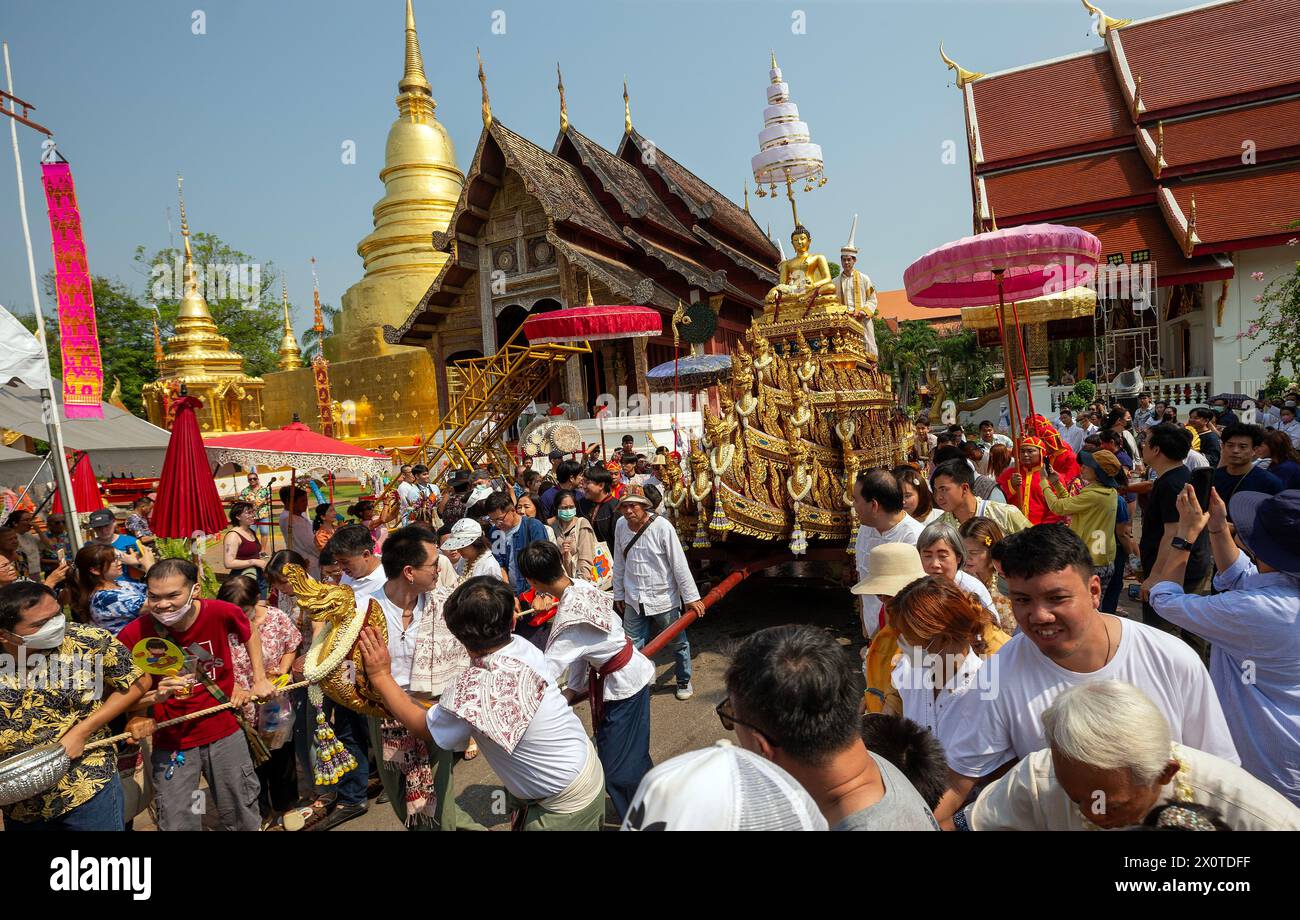 Persone thailandesi che indossano costumi tradizionali visti durante la processione della statua del Buddha Sihing di Phra Buddha per celebrare le celebrazioni di Songkran al tempio Wat Phra Singh Woramahaviharn. Il festoso Songkran è anche conosciuto come il festival dell'acqua che viene celebrato ogni anno il 13 aprile nel tradizionale Capodanno tailandese spruzzando acqua e gettando polvere a vicenda come segno simbolico di pulizia e lavaggio dei peccati dell'anno passato. Foto Stock