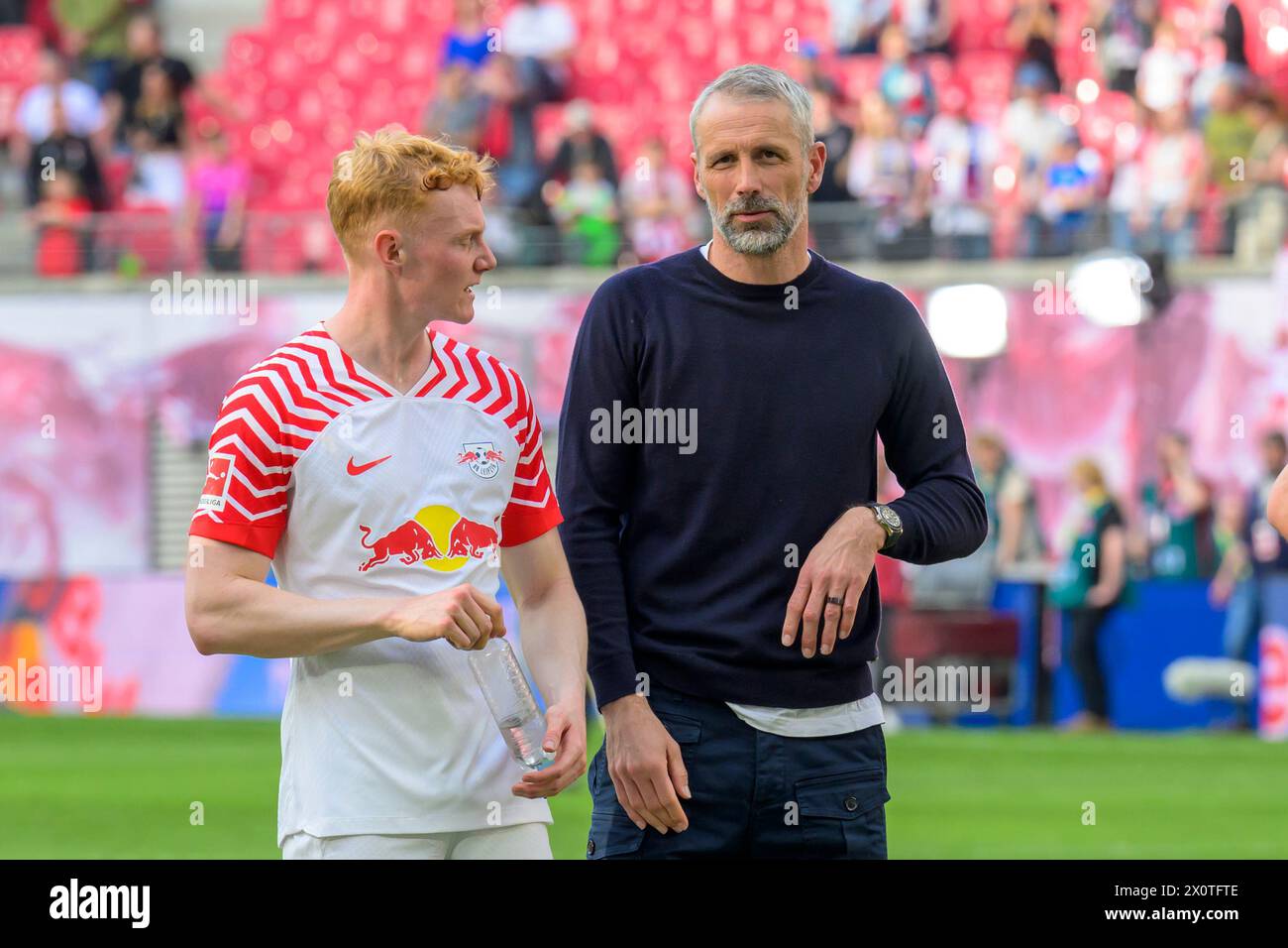 V.l. Nicolas Seiwald (RasenBallsport Leipzig, #13), Marco Rose (RasenBallsport Leipzig, allenatore), punteggio finale 3-0, RB Leipzig vs VfL Wolfsburg, 1. Bundesliga, calcio, DFB, Bundesliga, 29, Spielzeit 2023/2024, RB Arena, credito: HMB Media/Uwe Koch/Alamy Live News LE NORMATIVE DFB/DFL VIETANO QUALSIASI USO DI FOTOGRAFIE COME SEQUENZE DI IMMAGINI E/O QUASI-VIDEO, 13.04. 2024, Foto Stock