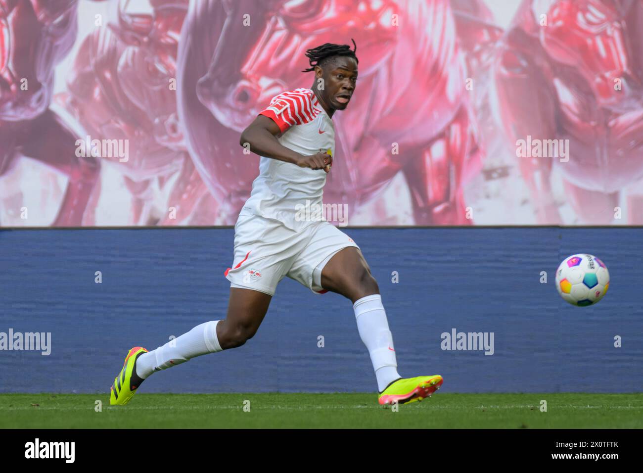 El Chadaille Bitshiabu (RasenBallsport Leipzig, #05), RB Leipzig vs VfL Wolfsburg, 1. Bundesliga, calcio, DFB, Bundesliga, 29, Spielzeit 2023/2024, RB Arena, credito: HMB Media/Uwe Koch/Alamy Live News LE NORMATIVE DFB/DFL VIETANO QUALSIASI USO DI FOTOGRAFIE COME SEQUENZE DI IMMAGINI E/O QUASI-VIDEO, 13.04. 2024, Foto Stock