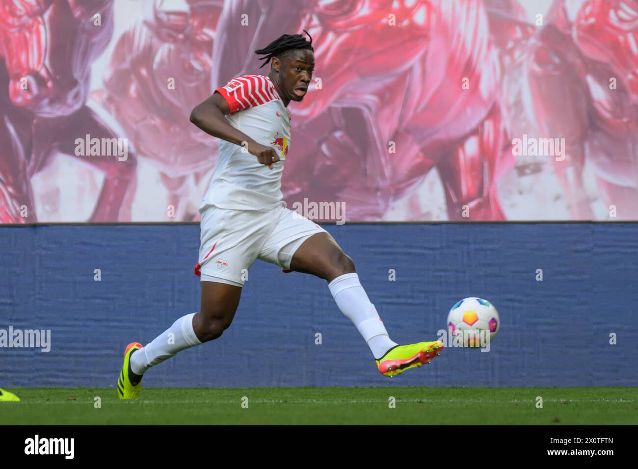 El Chadaille Bitshiabu (RasenBallsport Leipzig, #05), RB Leipzig vs VfL Wolfsburg, 1. Bundesliga, calcio, DFB, Bundesliga, 29, Spielzeit 2023/2024, RB Arena, credito: HMB Media/Uwe Koch/Alamy Live News LE NORMATIVE DFB/DFL VIETANO QUALSIASI USO DI FOTOGRAFIE COME SEQUENZE DI IMMAGINI E/O QUASI-VIDEO, 13.04. 2024, Foto Stock