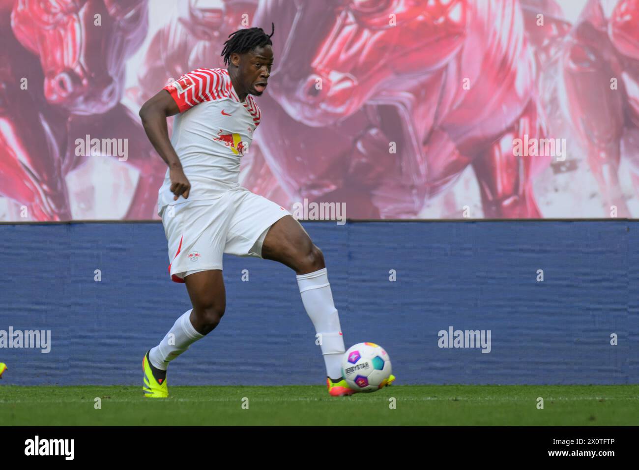El Chadaille Bitshiabu (RasenBallsport Leipzig, #05), RB Leipzig vs VfL Wolfsburg, 1. Bundesliga, calcio, DFB, Bundesliga, 29, Spielzeit 2023/2024, RB Arena, credito: HMB Media/Uwe Koch/Alamy Live News LE NORMATIVE DFB/DFL VIETANO QUALSIASI USO DI FOTOGRAFIE COME SEQUENZE DI IMMAGINI E/O QUASI-VIDEO, 13.04. 2024, Foto Stock