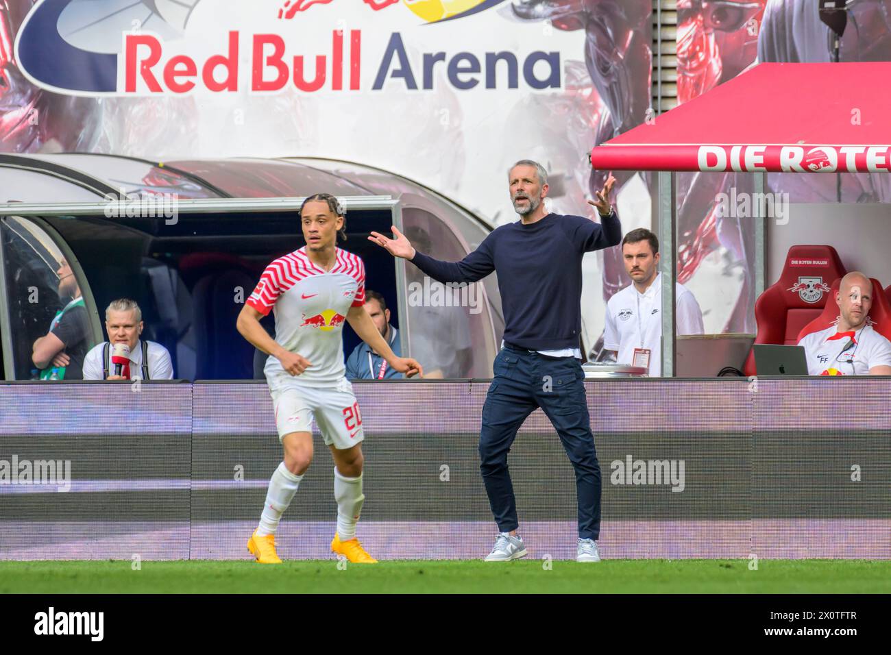 V.l. Xavi Simons (RasenBallsport Leipzig, #20), Marco Rose (RasenBallsport Leipzig, Trainer), RB Leipzig vs VfL Wolfsburg, 1. Bundesliga, calcio, DFB, Bundesliga, 29, Spielzeit 2023/2024, RB Arena, credito: HMB Media/Uwe Koch/Alamy Live News LE NORMATIVE DFB/DFL VIETANO QUALSIASI USO DI FOTOGRAFIE COME SEQUENZE DI IMMAGINI E/O QUASI-VIDEO, 13.04. 2024, Foto Stock