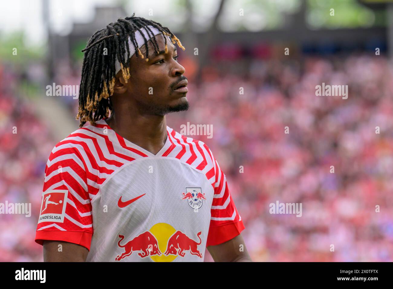 Mohamed Simakan (RasenBallsport Leipzig, #02), RB Leipzig vs VfL Wolfsburg, 1. Bundesliga, calcio, DFB, Bundesliga, 29, Spielzeit 2023/2024, RB Arena, credito: HMB Media/Uwe Koch/Alamy Live News LE NORMATIVE DFB/DFL VIETANO QUALSIASI USO DI FOTOGRAFIE COME SEQUENZE DI IMMAGINI E/O QUASI-VIDEO, 13.04. 2024, Foto Stock