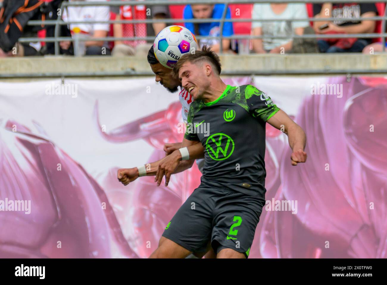 V.l. Benjamin Henrichs (RasenBallsport Leipzig, #39), Kilian Fischer (VfL Wolfsburg, #02), azione, duelli, lotta per la palla, RB Leipzig vs VfL Wolfsburg, 1. Bundesliga, calcio, DFB, Bundesliga, 29, Spielzeit 2023/2024, RB Arena, credito: HMB Media/Uwe Koch/Alamy Live News LE NORMATIVE DFB/DFL VIETANO QUALSIASI USO DI FOTOGRAFIE COME SEQUENZE DI IMMAGINI E/O QUASI-VIDEO, 13.04. 2024, Foto Stock