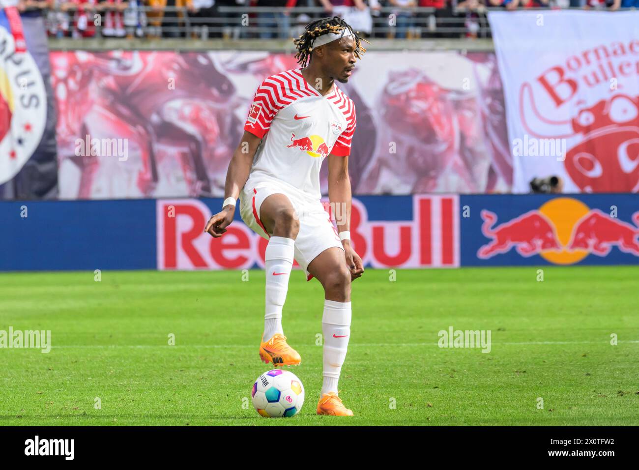 Mohamed Simakan (RasenBallsport Leipzig, #02), RB Leipzig vs VfL Wolfsburg, 1. Bundesliga, calcio, DFB, Bundesliga, 29, Spielzeit 2023/2024, RB Arena, credito: HMB Media/Uwe Koch/Alamy Live News LE NORMATIVE DFB/DFL VIETANO QUALSIASI USO DI FOTOGRAFIE COME SEQUENZE DI IMMAGINI E/O QUASI-VIDEO, 13.04. 2024, Foto Stock